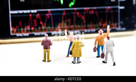 Geschäftskonzept, Nahaufnahme von minifigürchen von Geschäftsleuten steht vor großen Defokussierten Bild mit Lager Preis Markt Graph mit Indikator Stockfoto