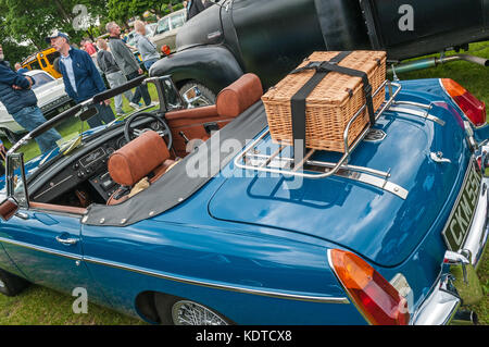 Hull, East Yorkshire, England, 11. Juni 2017, Classic British MG Sports Car, Nahaufnahme zeigt Korbpicknickkorb auf Stiefel des blauen MGB Roadster Stockfoto