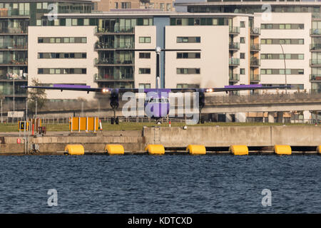 Flybe bombardier Dash 8 q400 am London City Airport. Stockfoto