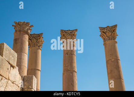 Artemis Tempel, bis bei hohen korinthischen Säulen mit akanthus Blatt suchen geschnitzten, römische Stadt Jerash archäologische Stätte, Jordanien, Naher Osten Stockfoto