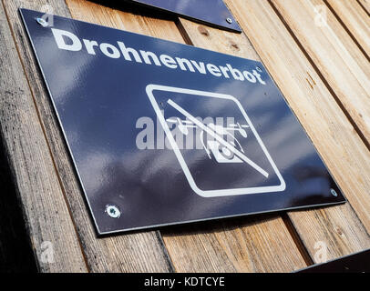 Drohnenverbot (deutsch für "Drohnen nicht erlaubt") Zeichen an einem öffentlichen Schwimmbäder in der Schweiz. Stockfoto