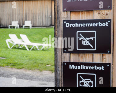 Drohnenverbot (deutsch für "Drohnen nicht erlaubt") Zeichen an einem öffentlichen Schwimmbäder in der Schweiz. Stockfoto