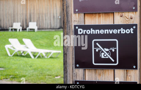 Drohnenverbot (deutsch für "Drohnen nicht erlaubt") Zeichen an einem öffentlichen Schwimmbäder in der Schweiz. Stockfoto