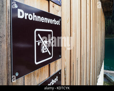 Drohnenverbot (deutsch für "Drohnen nicht erlaubt") Zeichen an einem öffentlichen Schwimmbäder in der Schweiz. Stockfoto