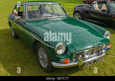 Green MBG GT, Hull, East Yorkshire, England, 11. Juni 2017, Classic British MG Sports Car, Seiten- und Vorderansicht des grünen MGB GT Sportwagens Stockfoto