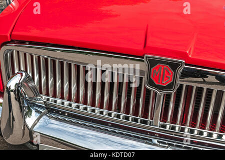 Hull, East Yorkshire, England, 11. Juni 2017, Classic British MG Sports Car, Nahaufnahme mit Grill und Abzeichen des roten MGB-Sportwagens, im East Park CLA Stockfoto