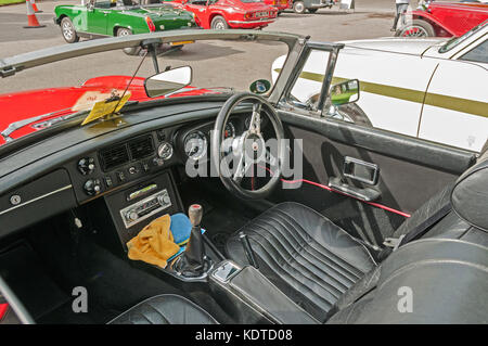 Hull, East Yorkshire, England, 11. Juni 2017, Classic British MG Sports Car, Nahaufnahme zeigt Interieur und Armaturenbrett des roten MGB Roadster, East Park Stockfoto