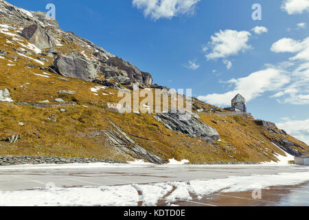 Berg Seite mit leeren Parkplatz und Wilhelm Swarovski Aussichtsturm auf Kaiser Franz Joseph Gletscher. Großglockner Hochalpenstraße in Österreich Stockfoto