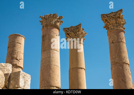 Artemis Tempel, bis bei hohen korinthischen Säulen mit akanthus Blatt suchen geschnitzten, römische Stadt Jerash archäologische Stätte, Jordanien, Naher Osten Stockfoto