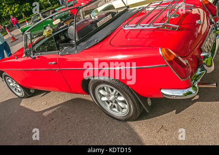 Red MGB Roadster, Hull, East Yorkshire, England, 11. Juni 2017, Klassische britische MG Sportwagen, Seitenansicht von Red MGB Roadster Sportwagen, bei East Park Stockfoto