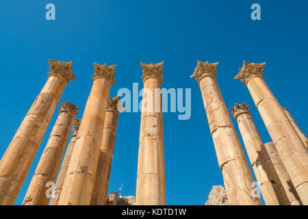 Artemis Tempel, bis bei hohen korinthischen Säulen mit akanthus Blatt suchen geschnitzten, römische Stadt Jerash archäologische Stätte, Jordanien, Naher Osten Stockfoto