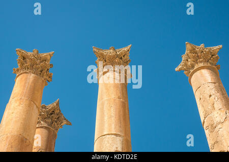 Artemis Tempel, bis bei hohen korinthischen Säulen mit akanthus Blatt suchen geschnitzten, römische Stadt Jerash archäologische Stätte, Jordanien, Naher Osten Stockfoto