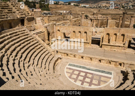 Blick von oben in den Norden Theater Amphitheater, römische Stadt Jerash, das antike Gerasa, archäologische Stätte im Norden von Jordanien, Naher Osten Stockfoto