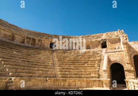 Sitz- und Schritte von unten im Norden Theater Amphitheater, römische Stadt Jerash, das antike Gerasa, eine archäologische Stätte, Jordanien, Naher Osten Stockfoto