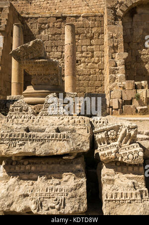 Nahaufnahme Detail ruiniert Steinmetzarbeiten, römische Stadt Jerash, das antike Gerasa, archäologische Stätte im Norden von Jordanien, Naher Osten Stockfoto