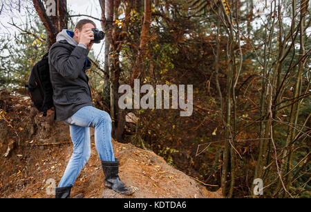 Junge Fotografen Fotografieren im Herbst Wald Stockfoto