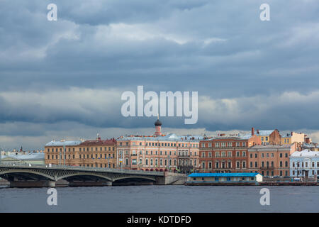 Blick auf das englische Ufer der Neva in St. Petersburg Stockfoto