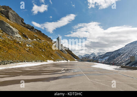 Bergseite mit Wilhelm Swarovski Aussichtsturm und leeren Parkplatz auf Kaiser Franz Josef Gletscher. Großglockner Hochalpenstraße in österreichischen Stockfoto