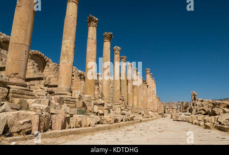 Ansicht der Cardo mit korinthischen Säulen zum North Gate gepflastert, römische Ruinenstadt Jerash, das antike Gerasa, archäologische Stätte in Jordanien, Naher Osten Stockfoto