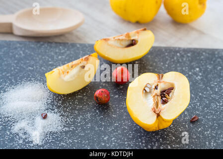 Frische Quitten Früchte. Stockfoto