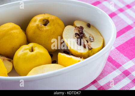 Frische Quitten Früchte. Stockfoto