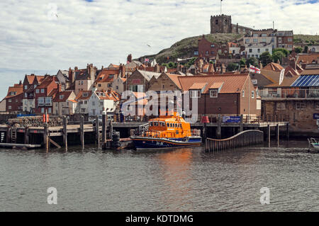 Whitby, England - 13. Juli 2016: The Whitby R.N.L.I. Rettungsboot an seinem Liegeplatz im Hafen von Whitby an der Küste von North Yorkshire Stockfoto