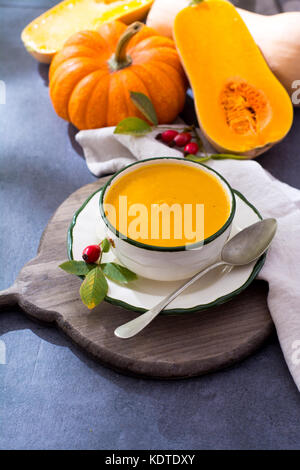 Hausgemachte Kürbis creme Suppe aus frischen reifen Flasche Kürbis Kürbis gemacht Stockfoto