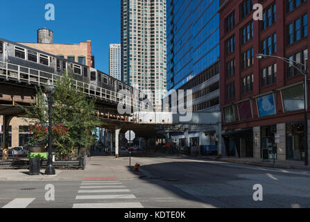 Chicago El Zug auf dem Weg in die Innenstadt Stockfoto