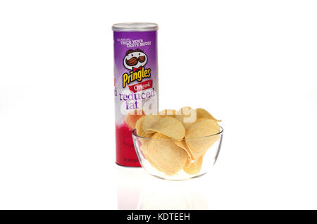 Tube von Pringles Fettreduzierten Original Kartoffelchips mit Chips in der Schüssel auf weißem Hintergrund ausschneiden, USA. Stockfoto