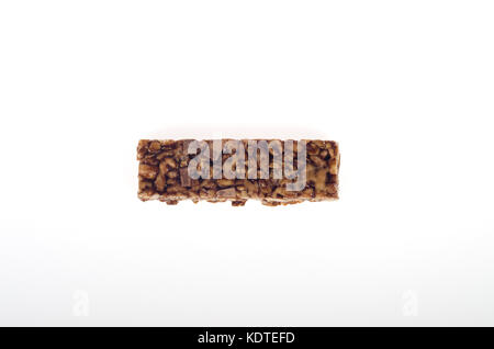 Chewy Chocolate Peanut Snack bar keine Verpackung auf weißen Ausschnitt. USA Stockfoto