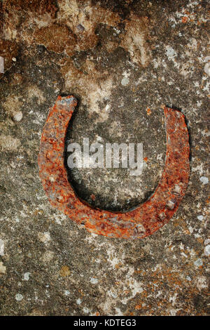 Alten rostigen Talisman, ein Hufeisen soll Glück bringen, auf Stein, Ansicht von oben, kopieren Raum Stockfoto