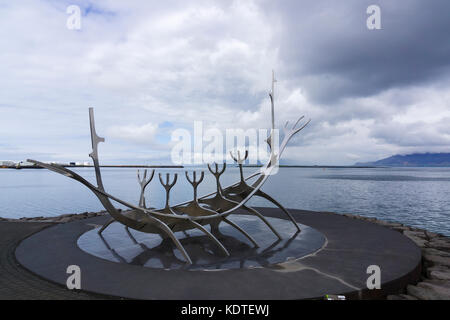 'Sólfar' ('Sun Voyager'), Skulptur von Jón Gunnar Árnason. Reykjavík, Island. Stockfoto