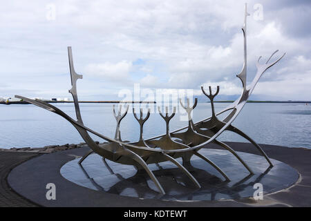 'Sólfar' ('Sun Voyager'), Skulptur von Jón Gunnar Árnason. Reykjavík, Island. Stockfoto