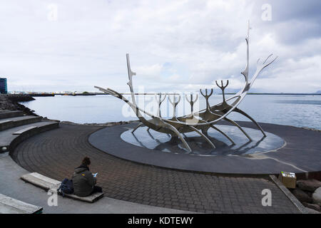 'Sólfar' ('Sun Voyager'), Skulptur von Jón Gunnar Árnason. Reykjavík, Island. Stockfoto