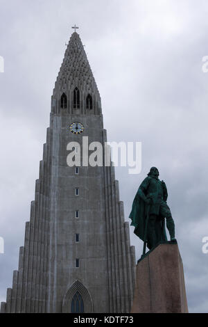 Statue des Entdeckers Leif Eriksson (c. 970 – c. 1020) von Alexander Stirling Calder vor der Kirche von Hallgrímskirkja, Reykjavík, Island. Stockfoto