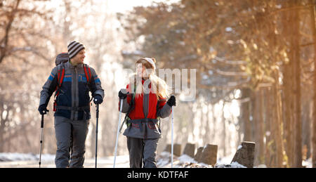 Jungen und Mädchen Skifahren im Wald Stockfoto