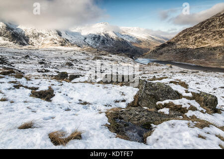 Verschneite Landschaft geschossen von Llyn Ogwen aus Tryfan, Y Garn. Ogwen, Wales, Großbritannien Stockfoto