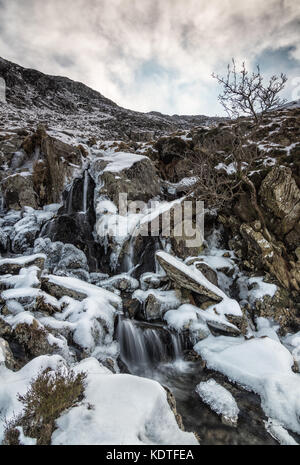 Verschneite Landschaft geschossen von Llyn Tryfan Ogwen aus. Ogwen, Wales, Großbritannien Stockfoto