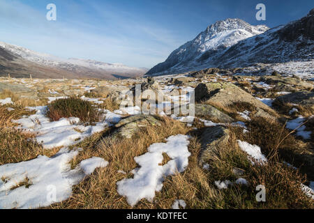 Verschneite Landschaft geschossen von Tryfan. Ogwen, Wales, Großbritannien Stockfoto