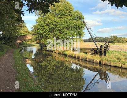 Kran für Hebezeuge, zum Be- und Entladen von Lastkähnen auf dem Bridgewater Canal, Moore, Halton, Cheshire, England, UK Stockfoto