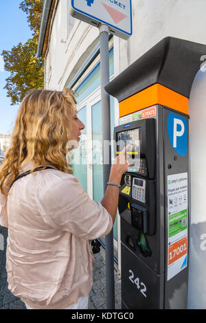 Frau Zahlung für Parkplatz am Fahrkartenautomaten, La Rochelle, Frankreich. Stockfoto