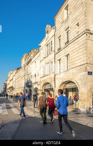 Touristen in Einkaufspassagen, rue Albert 1er, La Rochelle, Frankreich. Stockfoto