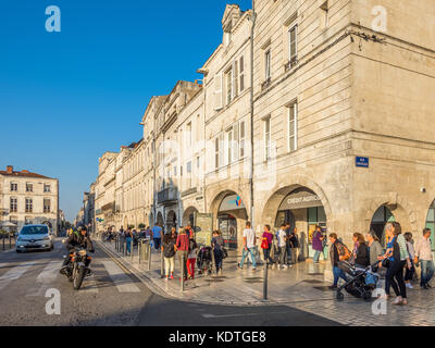 Touristen in Einkaufspassagen, rue Albert 1er, La Rochelle, Frankreich. Stockfoto