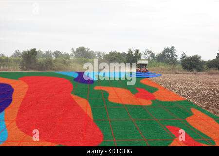 Smart Landwirtschaft Konzept, Landwirt mit Infrarot in Traktor mit High Definition Bodenkartierung während der Aussaat, tiefen Boden während der Bodenbearbeitung pas Scan Stockfoto