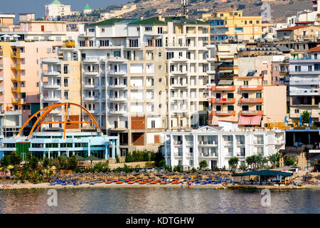 Saranda Bay Strand und bunte Hotels in Vlore, Sarande, Grafschaft, Albanien. Stockfoto