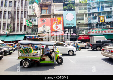 Tuk Tuk fahren hinunter Yaowarat Road, CHinatown, Bangkok, Thailand Stockfoto