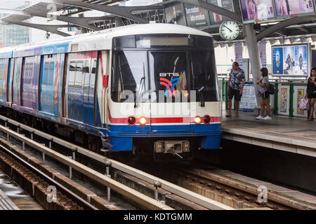 Skytrain an der Nana Station, Bangkok, Thailand Stockfoto