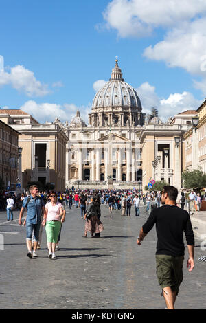 Touristen im St Peters Square, Vatikan, Rom, Italien Stockfoto