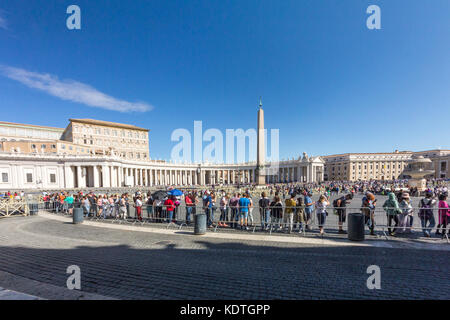 Touristen queuing nach St. Peters Basilika, St Peters Square, Vatikan, Rom, Italien eingeben Stockfoto