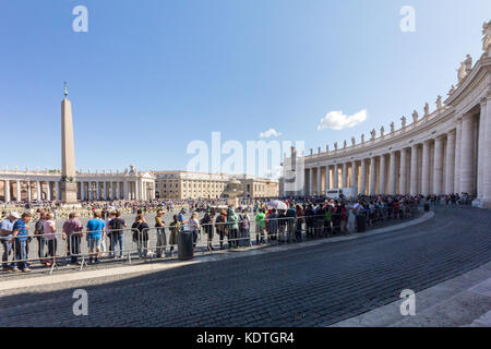 Touristen queuing nach St. Peters Basilika, St Peters Square, Vatikan, Rom, Italien eingeben Stockfoto